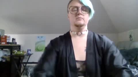 Snapshot of queerlyjaz chatting on 09/26/25, 12:14 queerlyjaz online show from 09/26/25, 12:14