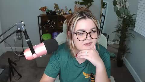 Snapshot of quervoqueen1 chatting on 05/21/26, 02:07 Bri online show from 05/21/26, 02:07