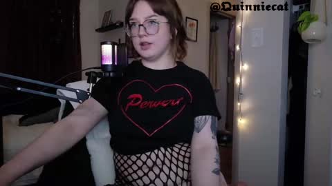 Snapshot of quinniecat chatting on 06/02/26, 12:01 Quinn online show from 06/02/26, 12:01