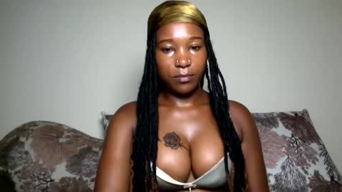 Snapshot of qunnie_clarion_aria chatting on 04/11/26, 07:45 sexy online show from 04/11/26, 07:45