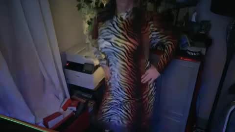 Snapshot of qweenviva chatting on 01/29/25, 01:27 ViVaLuvLicious online show from 01/29/25, 01:27