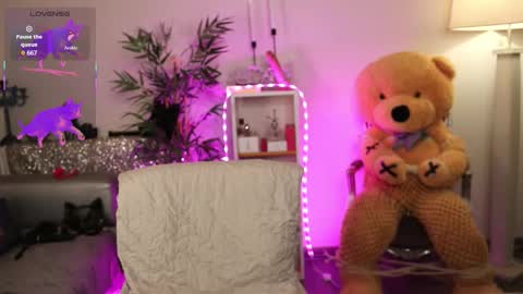 Nova Hollis online show from 02/04/26, 04:51