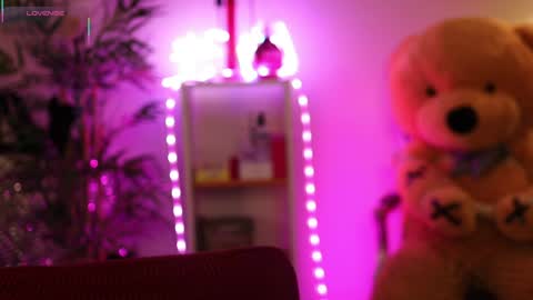 Nova Hollis online show from 04/05/26, 04:42