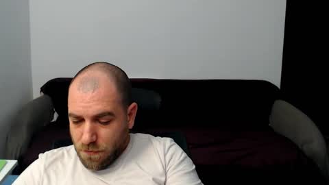 Snapshot of r0bila chatting on 10/28/25, 12:25 R0bila online show from 10/28/25, 12:25