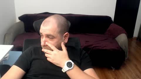 Snapshot of r0bila chatting on 12/21/25, 10:28 R0bila online show from 12/21/25, 10:28