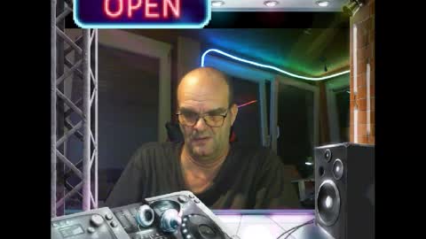 Snapshot of r_2d2_ chatting on 01/04/25, 11:38 dj mike online show from 01/04/25, 11:38