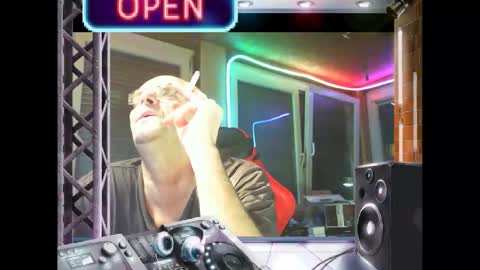 Snapshot of r_2d2_ chatting on 01/10/25, 10:57 dj mike online show from 01/10/25, 10:57