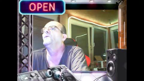 Snapshot of r_2d2_ chatting on 01/18/25, 10:28 dj mike online show from 01/18/25, 10:28