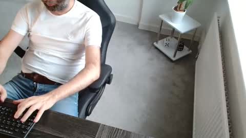 Snapshot of r_a_r_e chatting on 11/19/25, 10:15 Rare online show from 11/19/25, 10:15