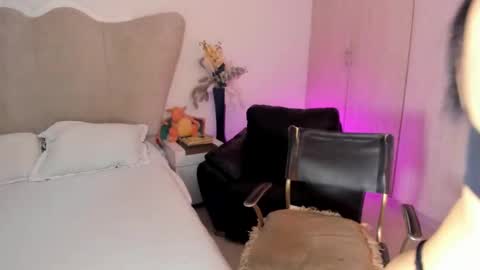 Snapshot of rachaeldeckard chatting on 10/21/25, 03:40 natalia - online show from 10/21/25, 03:40