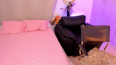 Snapshot of rachaeldeckard chatting on 11/08/25, 04:34 natalia - online show from 11/08/25, 04:34