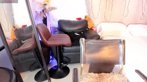 Snapshot of rachaeldeckard chatting on 12/15/25, 02:05 natalia - online show from 12/15/25, 02:05