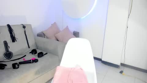 Snapshot of rachel_es chatting on 01/23/25, 04:09 RACHEL ES online show from 01/23/25, 04:09