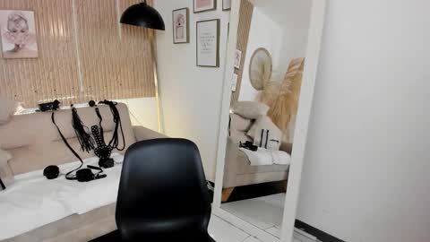 Snapshot of rachel_es chatting on 11/19/25, 05:18 RACHEL ES online show from 11/19/25, 05:18