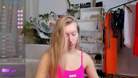 Snapshot of rachel_rut chatting on 10/29/25, 04:15 Rachel online show from 10/29/25, 04:15