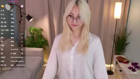 Karina online show from 10/19/25, 09:37