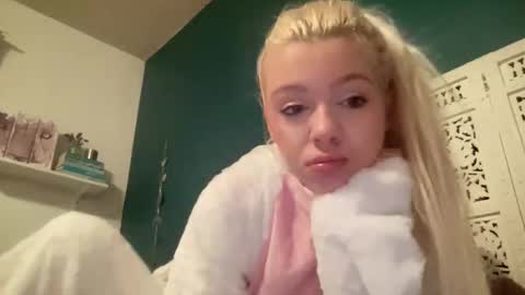 Snapshot of rainbowbaby333 chatting on 11/19/25, 02:44 rainbowbaby333 online show from 11/19/25, 02:44