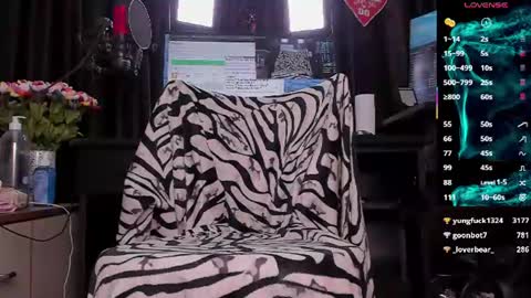Snapshot of raissa_sky26 chatting on 07/20/26, 10:39 Laura online show from 07/20/26, 10:39