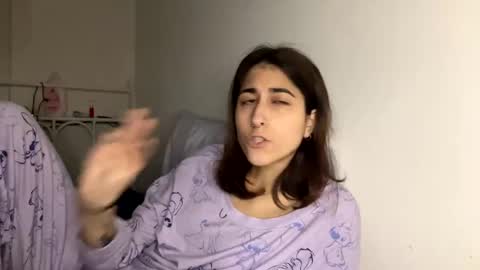 Snapshot of raiyvyn chatting on 01/03/25, 06:44 Ray Ray online show from 01/03/25, 06:44