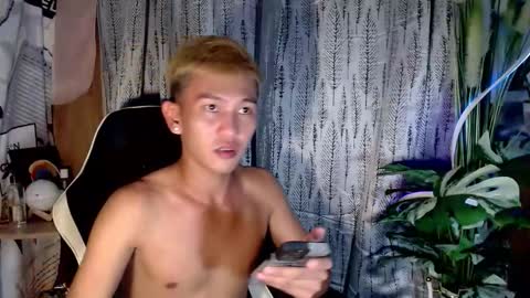 Snapshot of ralfhuge24 chatting on 10/27/25, 08:46 ralfhuge24 online show from 10/27/25, 08:46