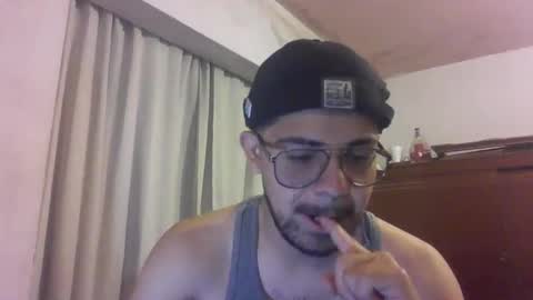 Snapshot of ralphillips25 chatting on 12/19/25, 05:03 ralphillips25 online show from 12/19/25, 05:03