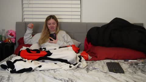 Snapshot of ramichick chatting on 01/22/25, 01:31 Rami online show from 01/22/25, 01:31