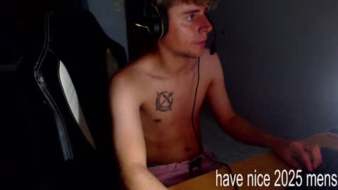 Snapshot of ramisexyloveyou chatting on 01/03/25, 12:43 Ramiro online show from 01/03/25, 12:43