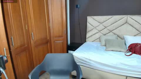 Raquel online show from 10/28/25, 07:27