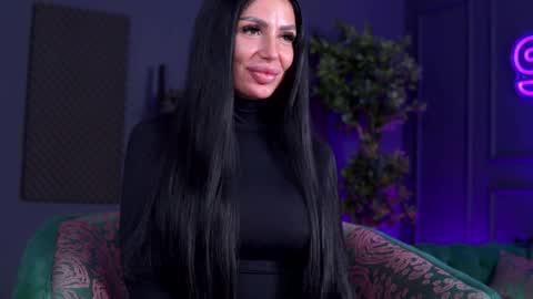 Snapshot of raquellevon chatting on 12/10/24, 07:11 Raquelle online show from 12/10/24, 07:11