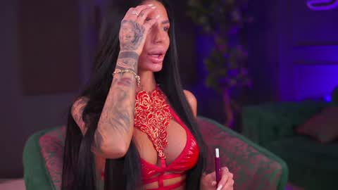 Snapshot of raquellevon chatting on 12/23/24, 06:58 Raquelle online show from 12/23/24, 06:58