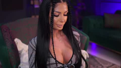 Snapshot of raquellevon chatting on 12/28/24, 07:11 Raquelle online show from 12/28/24, 07:11