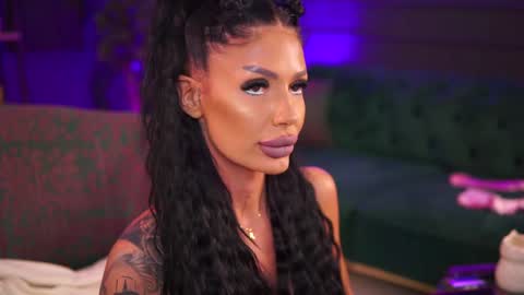 Snapshot of raquellevon chatting on 01/02/25, 10:01 Raquelle online show from 01/02/25, 10:01