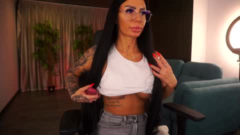 Snapshot of raquellevon chatting on 01/11/25, 07:16 Raquelle online show from 01/11/25, 07:16