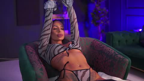 Snapshot of raquellevon chatting on 01/14/25, 09:30 Raquelle online show from 01/14/25, 09:30