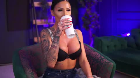 Snapshot of raquellevon chatting on 01/23/25, 09:50 Raquelle online show from 01/23/25, 09:50