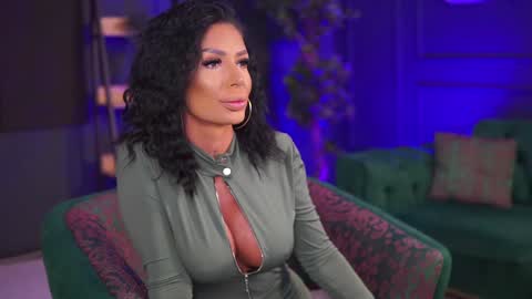 Snapshot of raquellevon chatting on 01/25/25, 06:35 Raquelle online show from 01/25/25, 06:35