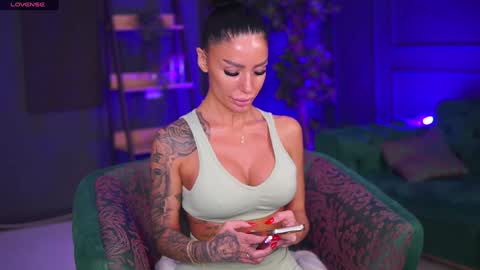 Snapshot of raquellevon chatting on 01/27/25, 05:48 Raquelle online show from 01/27/25, 05:48