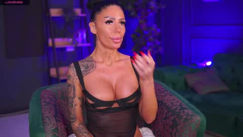 Snapshot of raquellevon chatting on 01/27/25, 08:49 Raquelle online show from 01/27/25, 08:49