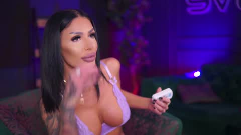 Snapshot of raquellevon chatting on 02/01/25, 06:40 Raquelle online show from 02/01/25, 06:40