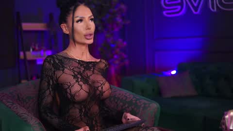 Snapshot of raquellevon chatting on 02/05/25, 10:55 Raquelle online show from 02/05/25, 10:55