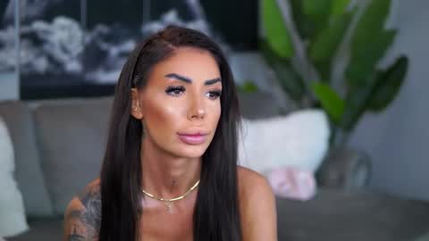 Snapshot of raquellevon chatting on 09/15/25, 09:09 Raquelle online show from 09/15/25, 09:09