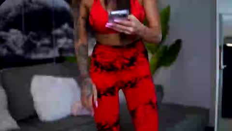 Snapshot of raquellevon chatting on 09/22/25, 07:10 Raquelle online show from 09/22/25, 07:10