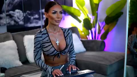 Snapshot of raquellevon chatting on 10/08/25, 08:56 Raquelle online show from 10/08/25, 08:56