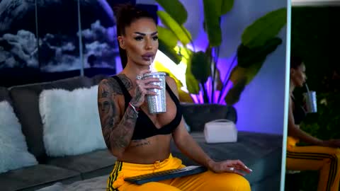 Snapshot of raquellevon chatting on 10/11/25, 09:30 Raquelle online show from 10/11/25, 09:30