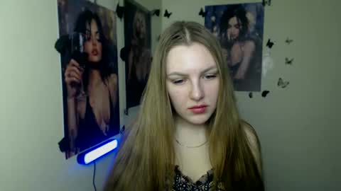 Snapshot of raspberry0101 chatting on 11/22/25, 01:43 raspberry0101 online show from 11/22/25, 01:43