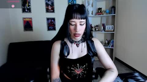 ravenelle_ online show from 04/28/26, 10:37