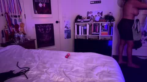 Snapshot of ravenoldschool11 chatting on 11/25/25, 03:17 Raven online show from 11/25/25, 03:17