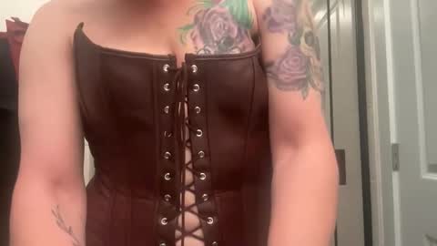 Snapshot of ravenrayyy chatting on 04/18/26, 05:11 Raven Ray online show from 04/18/26, 05:11