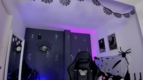 Snapshot of ravenwitch_ chatting on 10/29/25, 09:16 Raven Witch online show from 10/29/25, 09:16