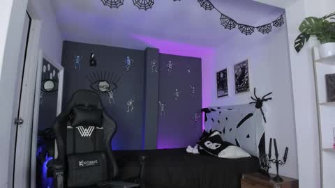 Snapshot of ravenwitch_ chatting on 11/08/25, 05:01 Raven Witch online show from 11/08/25, 05:01